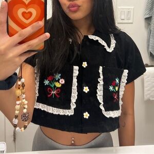 Kawaii, Korean Embroidered Black Floral/Lace Button Crop Top 🪷🪻XS/S